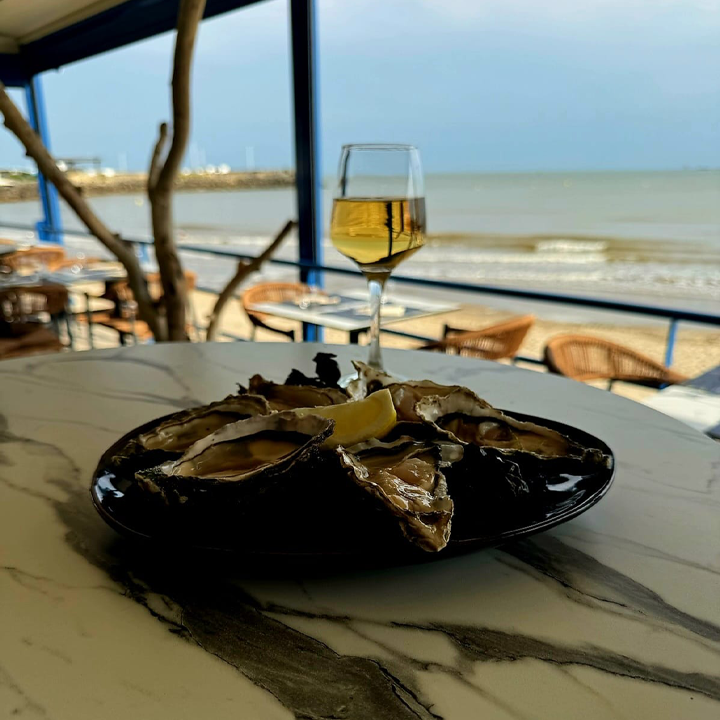 Dégustation de tapas et de vin blanc au bar du restaurant le parasol de foncillon à royan