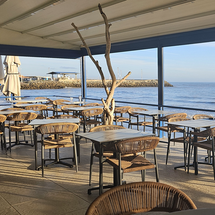 terrasse sur la plage au bord de la mer du restaurant bar le parasol de foncillon à royan (17)