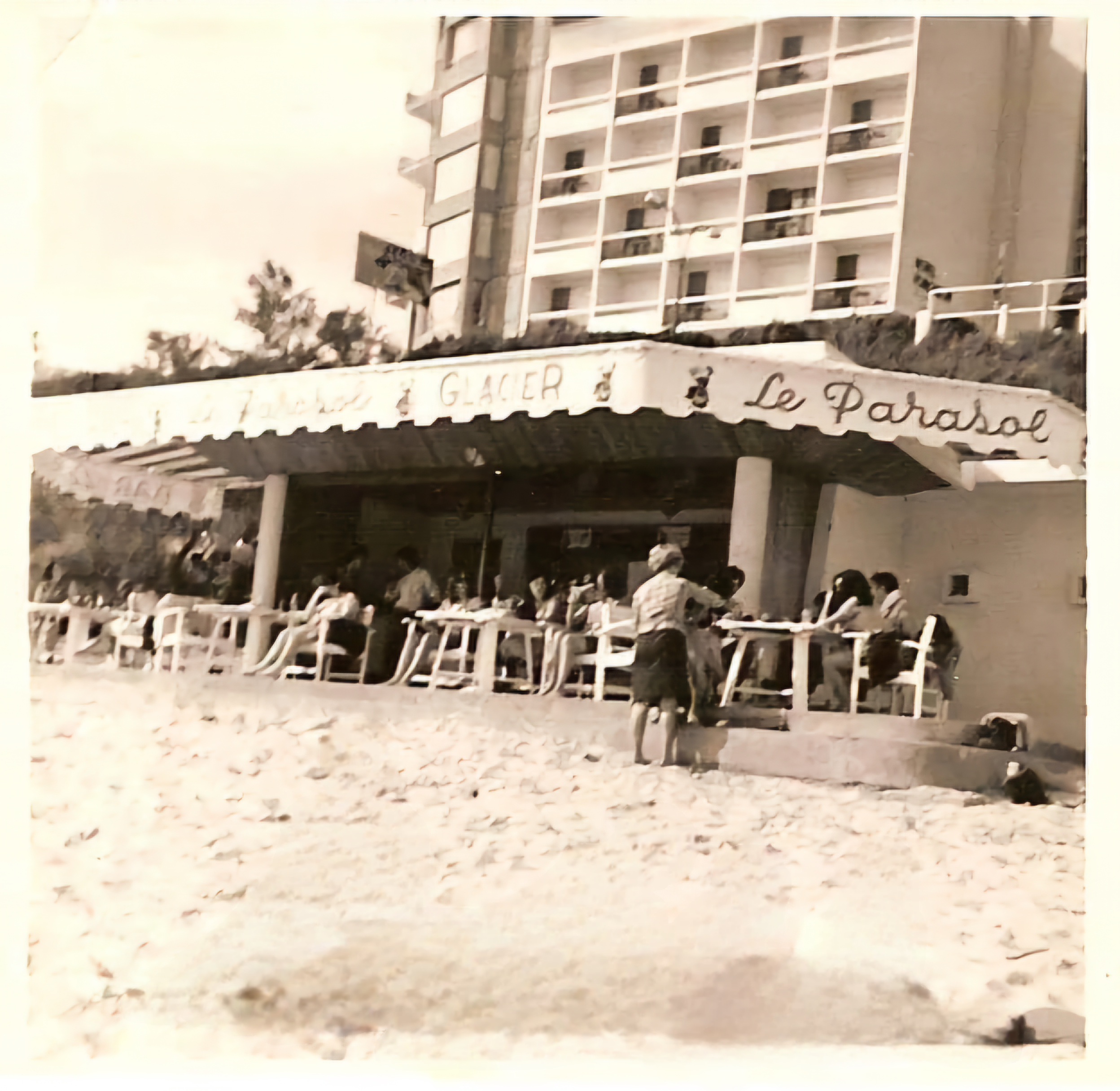 photo d'époque du restaurant le parasol de foncillon à royan